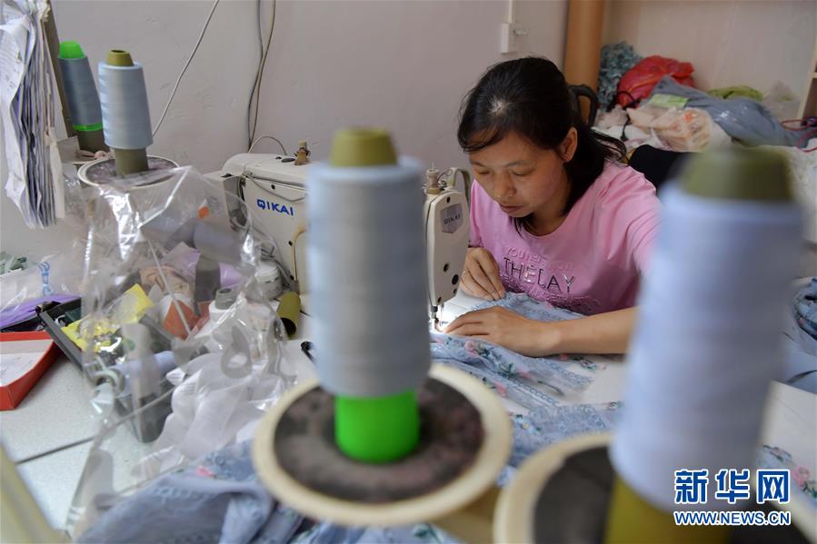 （走向我們的小康生活&middot;圖文互動）（2）&ldquo;一件衣裳&rdquo;，藏著脫貧致富新天地