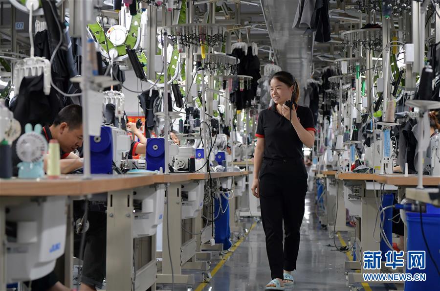 （走向我們的小康生活&middot;圖文互動）（5）&ldquo;一件衣裳&rdquo;，藏著脫貧致富新天地