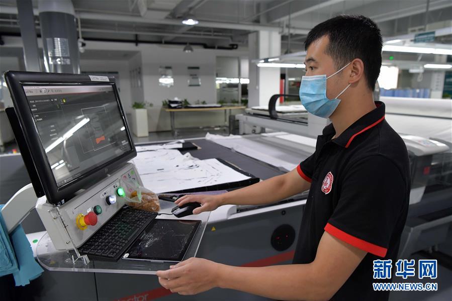 （走向我們的小康生活&middot;圖文互動）（6）&ldquo;一件衣裳&rdquo;，藏著脫貧致富新天地