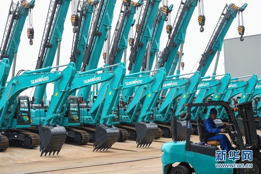 (落實(shí)“六穩(wěn)”“六保”企業(yè)見聞·圖文互動(dòng))(3)“智慧工廠”引領(lǐng)“生產(chǎn)節(jié)拍”——走進(jìn)山河智能一探究竟