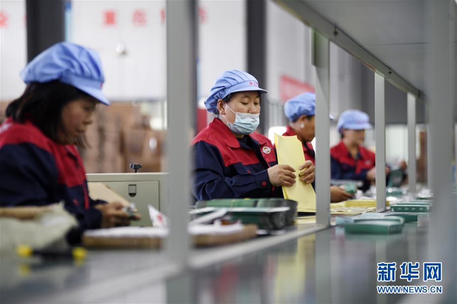 （在習(xí)近平新時代中國特色社會主義思想指引下&mdash;&mdash;新時代新作為新篇章&middot;習(xí)近平總書記關(guān)切事&middot;圖文互動）（1）&ldquo;綠色銀行&rdquo;發(fā)工資、&ldquo;股東&rdquo;分紅來敲門&hellip;&hellip;&mdash;&mdash;探索長效脫貧致富新機制見聞