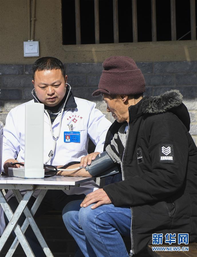 （習近平的小康故事&middot;新華網(wǎng)&middot;圖文互動）（5）&ldquo;真正解決好基層群眾看病難、看病貴問題&rdquo;&mdash;&mdash;習近平和群眾健康的故事