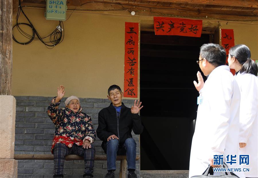 （習近平的小康故事&middot;新華網(wǎng)&middot;圖文互動）（6）&ldquo;真正解決好基層群眾看病難、看病貴問題&rdquo;&mdash;&mdash;習近平和群眾健康的故事