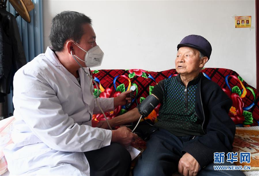 （習近平的小康故事&middot;新華網(wǎng)&middot;圖文互動）（2）&ldquo;真正解決好基層群眾看病難、看病貴問題&rdquo;&mdash;&mdash;習近平和群眾健康的故事