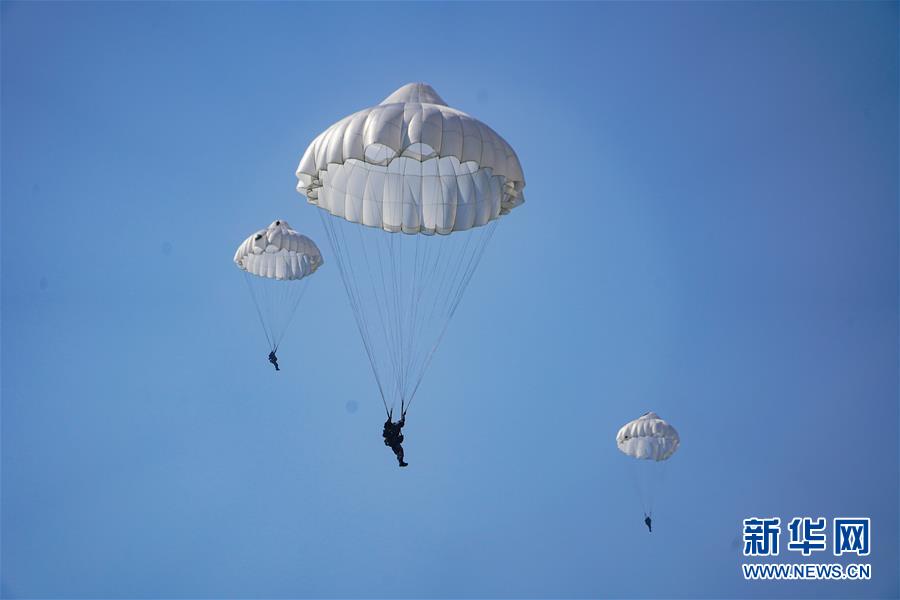 （在習(xí)近平強(qiáng)軍思想指引下&middot;我們?cè)趹?zhàn)位報(bào)告&middot;圖文互動(dòng)）（2）朵朵傘花綻放，勝戰(zhàn)精兵天降&mdash;&mdash;空降兵部隊(duì)某旅教導(dǎo)員余海龍帶領(lǐng)官兵傳承黃繼光精神記事