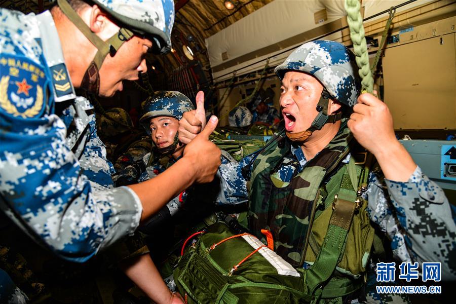 （在習(xí)近平強(qiáng)軍思想指引下&middot;我們?cè)趹?zhàn)位報(bào)告&middot;圖文互動(dòng)）（3）朵朵傘花綻放，勝戰(zhàn)精兵天降&mdash;&mdash;空降兵部隊(duì)某旅教導(dǎo)員余海龍帶領(lǐng)官兵傳承黃繼光精神記事