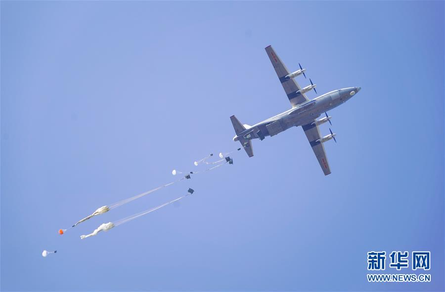 （在習(xí)近平強(qiáng)軍思想指引下&middot;我們?cè)趹?zhàn)位報(bào)告&middot;圖文互動(dòng)）（4）朵朵傘花綻放，勝戰(zhàn)精兵天降&mdash;&mdash;空降兵部隊(duì)某旅教導(dǎo)員余海龍帶領(lǐng)官兵傳承黃繼光精神記事