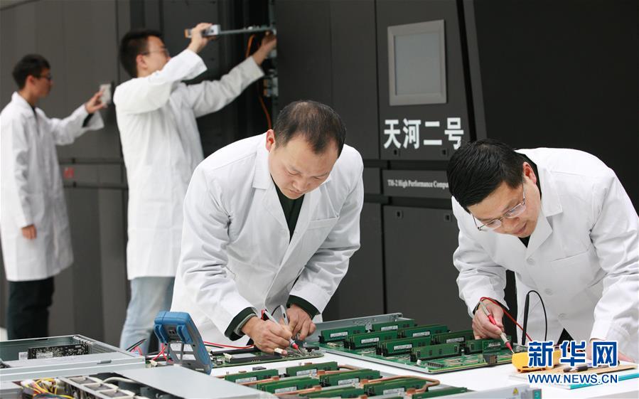 (在習近平強軍思想指引下·我們在戰(zhàn)位報告·圖文互動)(2)向著未來戰(zhàn)場沖鋒——國防科技大學科研創(chuàng)新記事