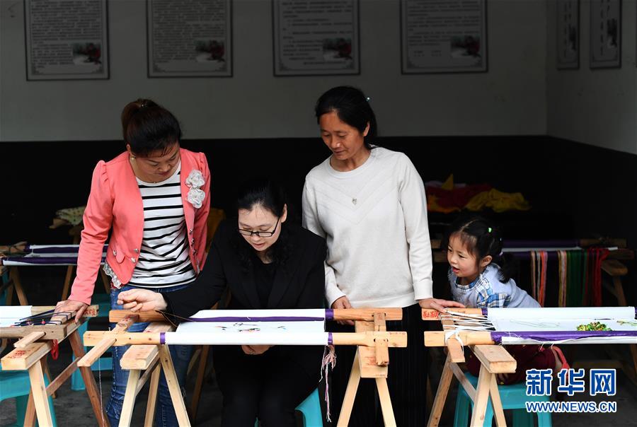 （兩會人物&middot;圖文互動）（1）帶娃、賺錢兩不誤&mdash;&mdash;一位農(nóng)民工代表眼中的脫貧新工作