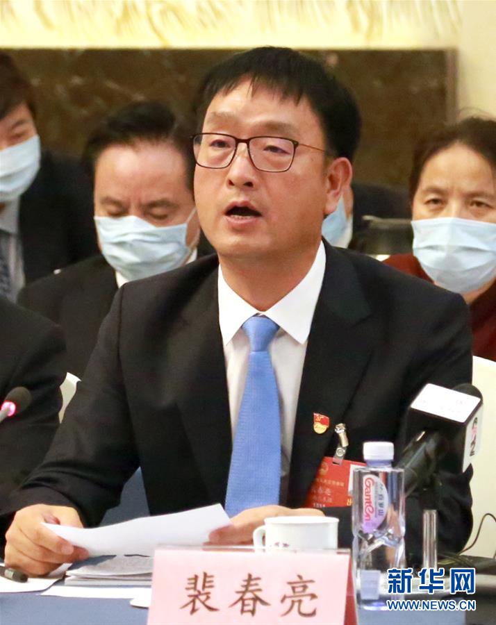 （兩會(huì)&middot;熱點(diǎn)畫報(bào)）（7）代表委員建言統(tǒng)籌做好經(jīng)濟(jì)社會(huì)發(fā)展工作