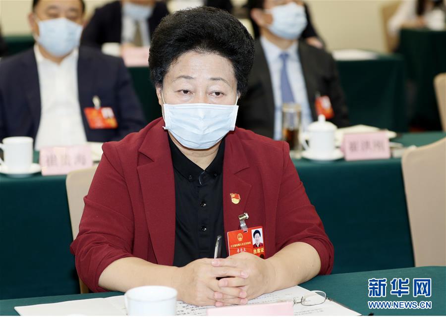 （兩會&middot;熱點畫報）（12）代表委員建言統(tǒng)籌做好經(jīng)濟(jì)社會發(fā)展工作