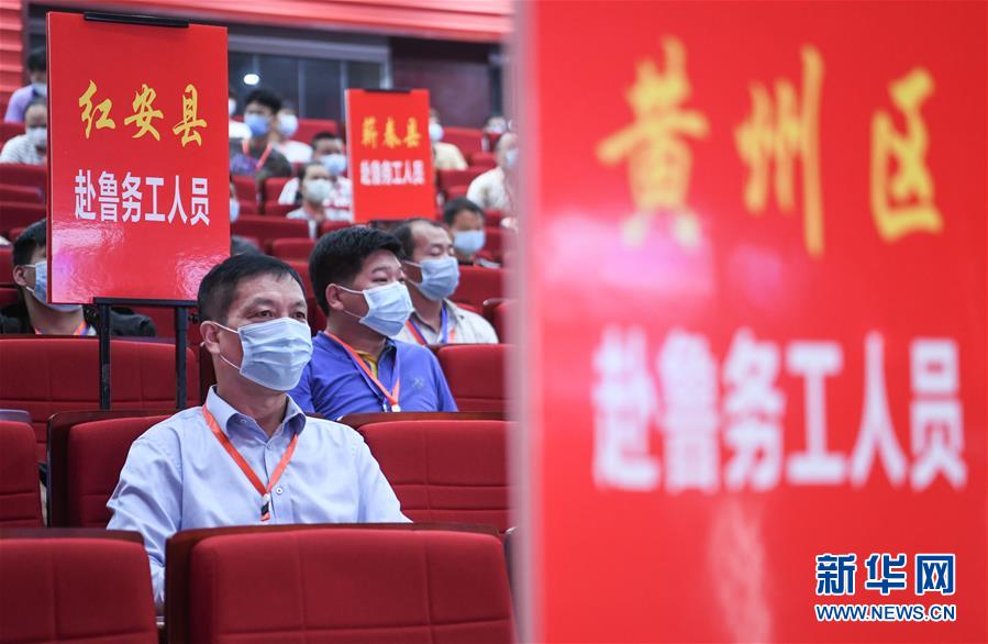 （兩會(huì)&middot;熱點(diǎn)畫報(bào)）（15）代表委員建言統(tǒng)籌做好經(jīng)濟(jì)社會(huì)發(fā)展工作