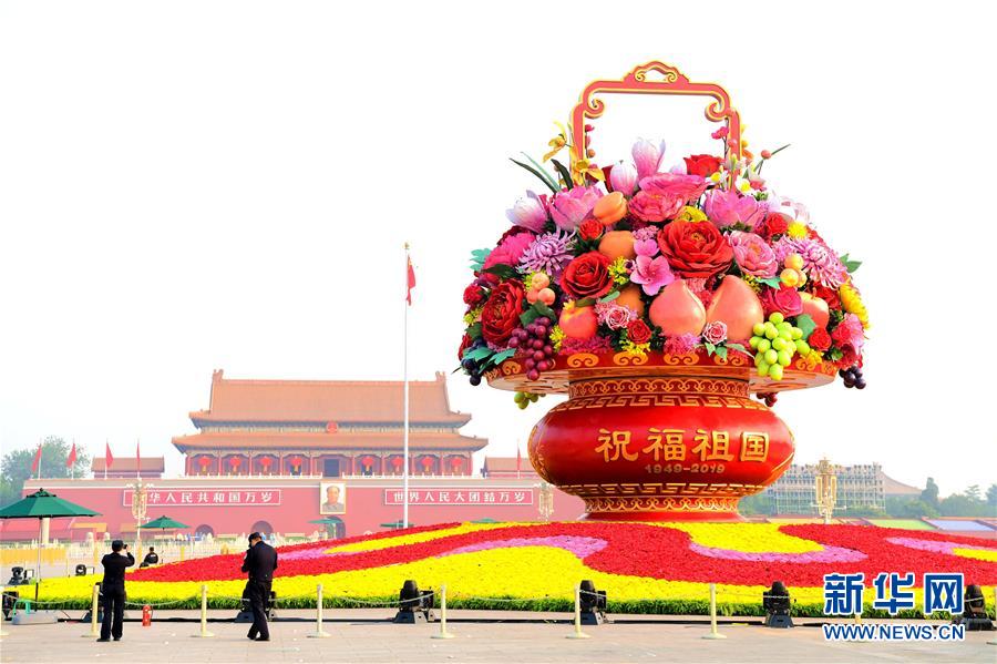 （圖文互動）（2）7小時組裝！18米高巨型&ldquo;花果籃&rdquo;亮相天安門廣場