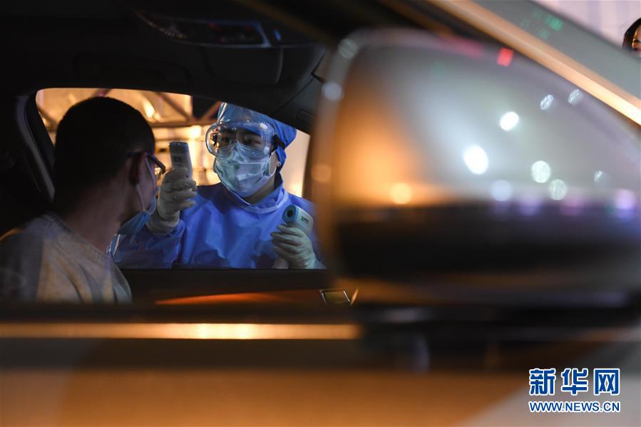 （在習(xí)近平新時代中國特色社會主義思想指引下&mdash;&mdash;新時代新作為新篇章&middot;習(xí)近平總書記關(guān)切事&middot;圖文互動）（6）當億萬只手緊握在一起&hellip;&hellip;&mdash;&mdash;戰(zhàn)&ldquo;疫&rdquo;一線感受中國力量