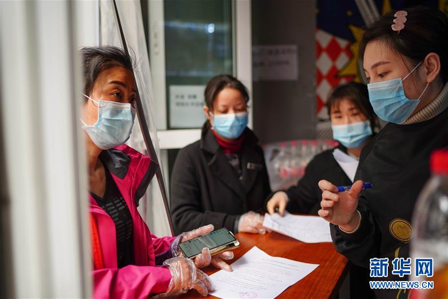 （習(xí)近平致敬的戰(zhàn)&ldquo;疫&rdquo;英雄&middot;社區(qū)工作者篇&middot;圖文互動）（7）他們，堅守一線戰(zhàn)風(fēng)雨