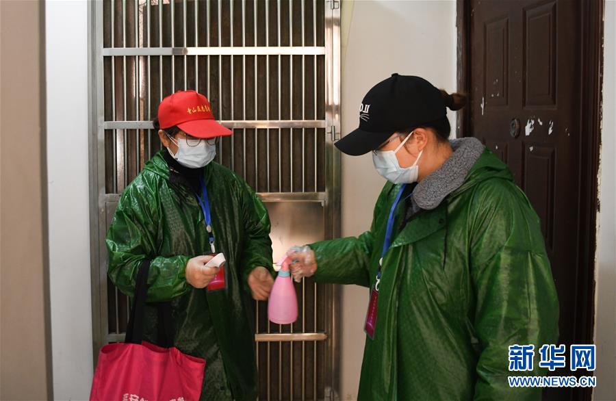 （習(xí)近平致敬的戰(zhàn)&ldquo;疫&rdquo;英雄&middot;社區(qū)工作者篇&middot;圖文互動）（9）他們，堅守一線戰(zhàn)風(fēng)雨