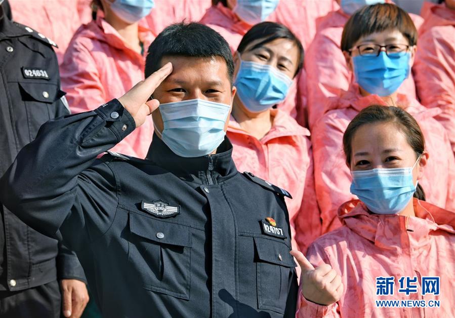 （習近平致敬的戰(zhàn)&ldquo;疫&rdquo;英雄&middot;公安干警篇&middot;圖文互動）（1）他們，抗疫一線鑄警魂
