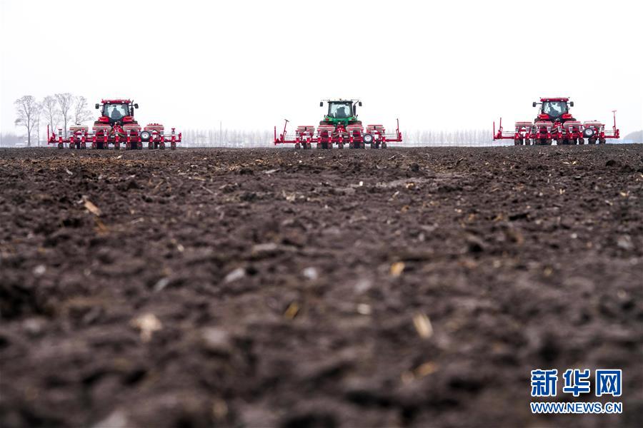 （在習(xí)近平新時(shí)代中國(guó)特色社會(huì)主義思想指引下&mdash;&mdash;新時(shí)代新作為新篇章&middot;習(xí)近平總書(shū)記關(guān)切事&middot;圖文互動(dòng)）（2）讓農(nóng)民挑上&ldquo;金扁擔(dān)&rdquo;&mdash;&mdash;農(nóng)業(yè)現(xiàn)代化的生動(dòng)實(shí)踐掃描