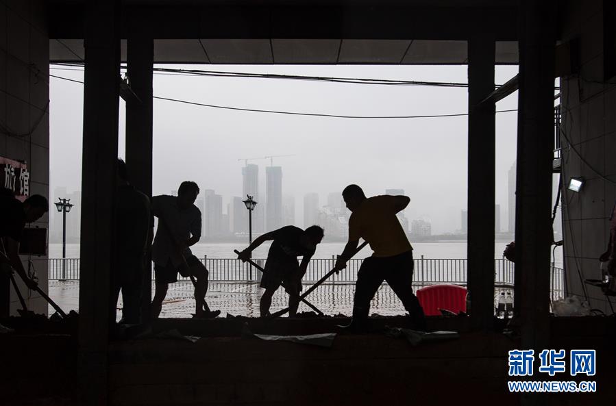 （在習近平新時代中國特色社會主義思想指引下&mdash;&mdash;新時代新作為新篇章&middot;習近平總書記關(guān)切事&middot;圖文互動）（3）戰(zhàn)疫魔,斗洪魔&mdash;&mdash;湖北全力應對防疫、防汛疊加&ldquo;雙考&rdquo;