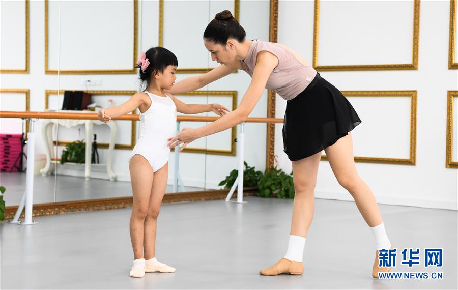 （在習近平新時代中國特色社會主義思想指引下&mdash;&mdash;新時代新作為新篇章&middot;習近平總書記關(guān)切事&middot;圖文互動）（10）感受開放新魅力&mdash;&mdash;海南自由貿(mào)易港建設(shè)開局觀察