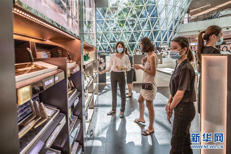 （在習近平新時代中國特色社會主義思想指引下&mdash;&mdash;新時代新作為新篇章&middot;習近平總書記關(guān)切事&middot;圖文互動）（12）感受開放新魅力&mdash;&mdash;海南自由貿(mào)易港建設(shè)開局觀察