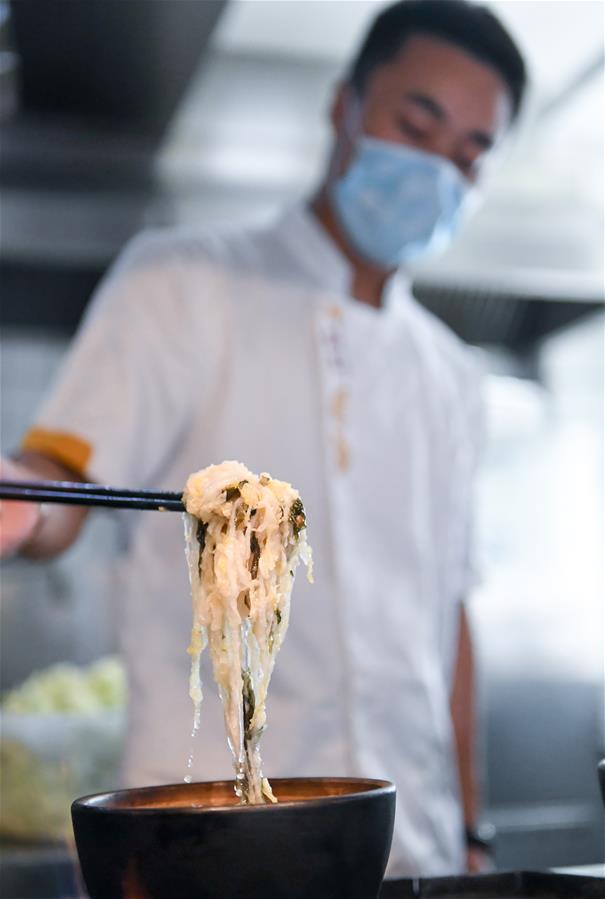 （在習(xí)近平新時(shí)代中國(guó)特色社會(huì)主義思想指引下&mdash;&mdash;新時(shí)代新作為新篇章&middot;習(xí)近平總書記關(guān)切事&middot;圖文互動(dòng)）（1）讓&ldquo;舌尖上的節(jié)約&rdquo;成為習(xí)慣&mdash;&mdash;全社會(huì)營(yíng)造浪費(fèi)可恥、節(jié)約為榮的氛圍掃描