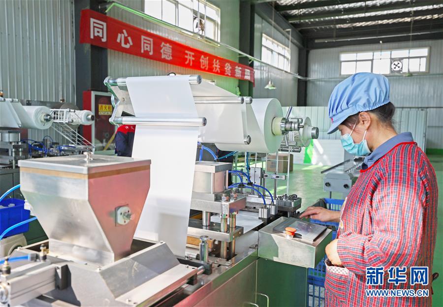 （在習(xí)近平新時(shí)代中國特色社會(huì)主義思想指引下&mdash;&mdash;新時(shí)代新作為新篇章&middot;習(xí)近平總書記關(guān)切事&middot;圖文互動(dòng)）（2）&ldquo;綠色銀行&rdquo;發(fā)工資、&ldquo;股東&rdquo;分紅來敲門&hellip;&hellip;&mdash;&mdash;探索長效脫貧致富新機(jī)制見聞