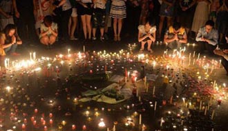 昆山市民在昆山市民廣場哀悼死者、為傷者祈福