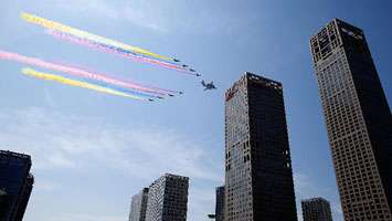 直升機(jī)組成&ldquo;70&rdquo;字樣飛過國貿(mào)