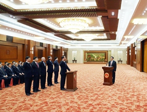 全國人大常委會(huì)首次舉行憲法宣誓儀式