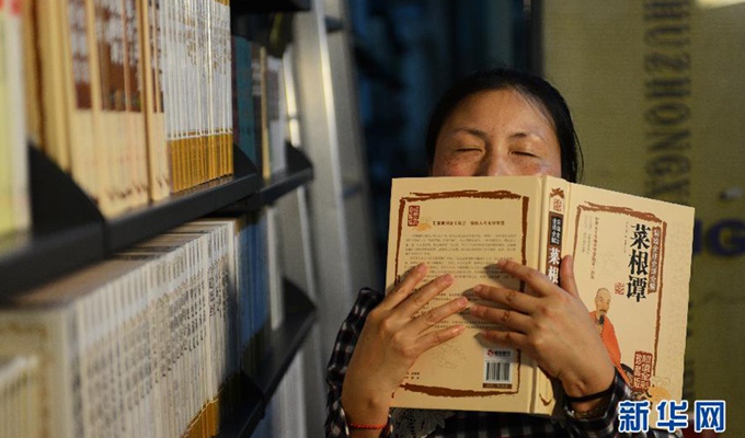 劉芳在貴陽(yáng)市白云區(qū)西南風(fēng)書(shū)店&ldquo;聞書(shū)香&rdquo;