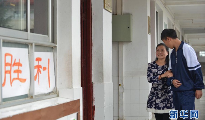 劉芳在學(xué)生協(xié)助下，前去上課