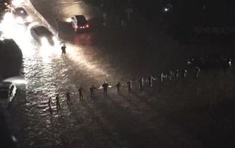 暴雨中的&ldquo;最美人墻&rdquo;找到了！