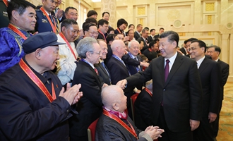 慶祝大會(huì)結(jié)束后，習(xí)近平等會(huì)見(jiàn)受表彰人員及親屬代表