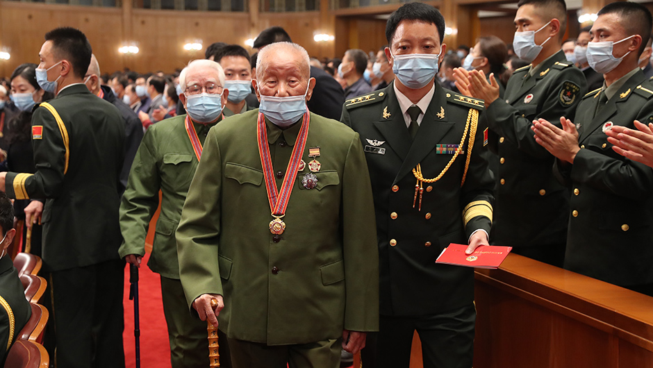 志愿軍老戰(zhàn)士、老同志入場(chǎng)