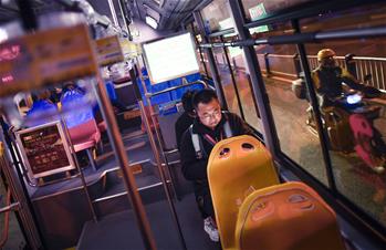 夜深了，他們還沒(méi)睡