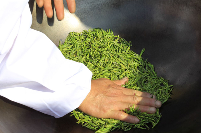 好茶占盡天時地利，炒茶師月入三五萬