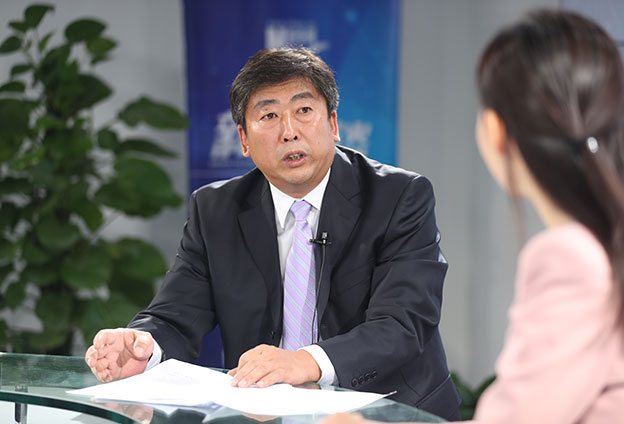 具體落在實(shí)處就是把方向，管大局，保落實(shí)