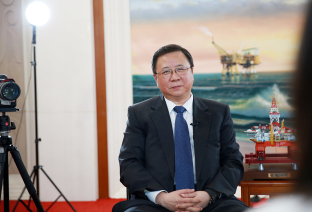 堅持黨的領(lǐng)導(dǎo)、加強黨的建設(shè)，是國有企業(yè)的光榮傳統(tǒng)。