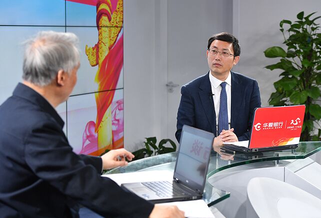 您再給我們梳理一下，黨章中有關&ldquo;基本路線&rdquo;的修改情況。