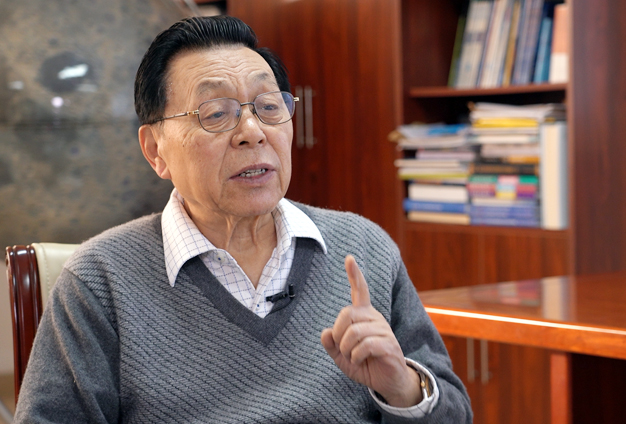 宇宙空間有來自各類天體發(fā)射的很多信息，背面是唯一的一個地方能接收到這部分信號