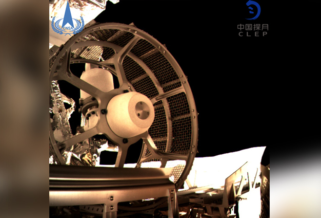 有古老的巖石，地形略微平坦一點