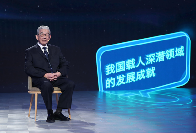 抱著要建造先進(jìn)的海軍裝備保家衛(wèi)國(guó)的心愿，考入了交通大學(xué)造船系