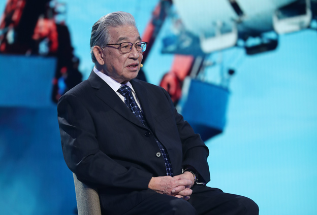 中華民族實(shí)現(xiàn)了可上九天攬?jiān)?，可下五洋捉鱉的宏偉夙愿