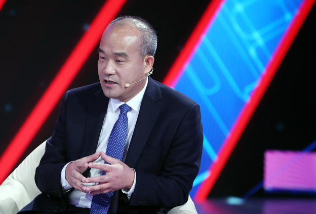 年輕人要有遠(yuǎn)大理想，要了解到科技的核心要素所在，專心，靜下心來(lái)打好基礎(chǔ)。