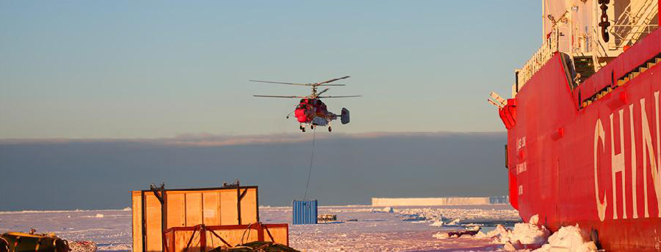 &ldquo;雪龍&rdquo;號在中山站外陸緣冰地帶開展卸貨作業(yè)