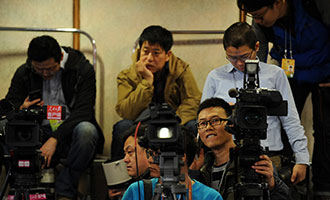 現場記者等待發(fā)布會開始