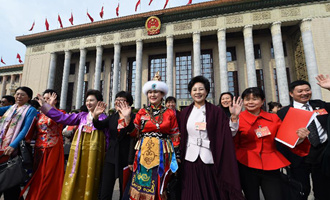 閉幕會(huì)后，代表走出人民大會(huì)堂