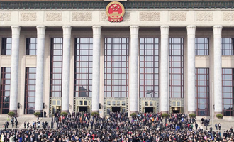 閉幕會后，代表走出人民大會堂