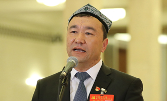 吾布力喀斯木&middot;買(mǎi)吐送代表接受采訪